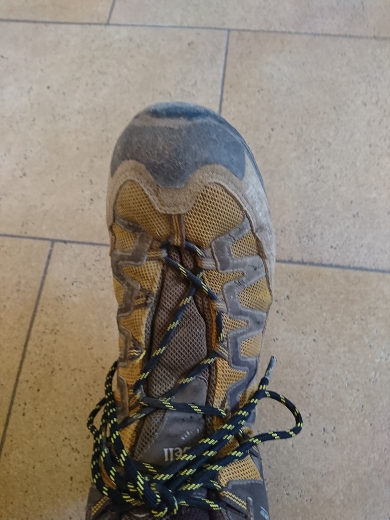 トラブル発生❗靴本体の靴紐をとめる紐が２本切れてしまいました‼️
なかなか自分にあった靴をこちらで手に入れるのは難しいでしょうし、履きならす時間もありません😢
これ以上悪化しないように歩かないといけません😅